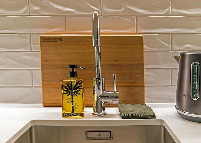 Funk In The City - Luxury Laneway Apartment With Single Garage